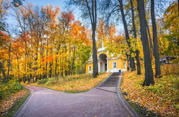 Obraz premium Milovida Pavilion in autumn Tsaritsyno park