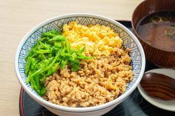 鶏そぼろ丼