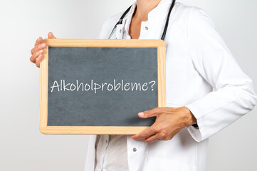 Arzt mit einer Tafel Alkoholprobleme