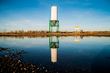 Deposito reflejado en charco