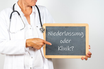 Arzt mit einer Tafel Niederlassung oder Klinik