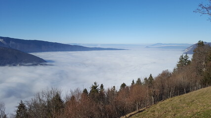 Obraz premium mer de nuages au dessus du lac d'Annecy