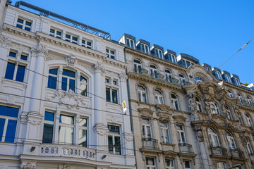 Obraz premium Nahaufname von Altbaufassaden in Berlin an sonnigem Tag