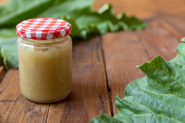selbstgemachte, eingekochte Marmelade mit Rhabarber auf einem braunen Tisch 