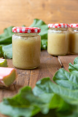 selbstgemachte, eingekochte Marmelade mit Rhabarber auf einem braunen Tisch 