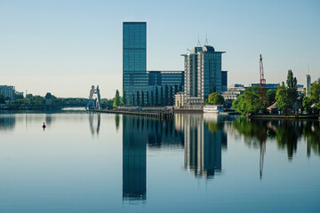 Blick über die Spree in Berlin auf Bürogebäude bei Morgenlicht 