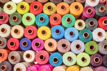 Threads in a tailor textile fabric: colorful cotton threads, birds eye perspective - 357668276