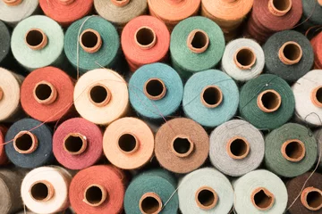 Zelfklevend Fotobehang Threads in a tailor textile fabric: colorful cotton threads, birds eye perspective © Patrick Daxenbichler
