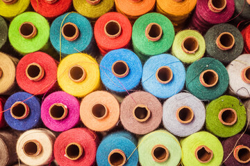 Threads in a tailor textile fabric: colorful cotton threads, birds eye perspective - 357668489