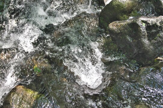 渓流の流れイメージ