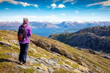 Obraz premium Happy women on hike to the Skogmo mountain in great summer weather, Nordland county