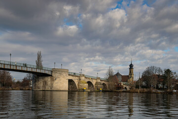 Historische Mainbrücke in Kitzingen, mit der Kreutzkirche in Etwashausen 