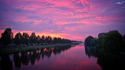 Naklejka premium pink sunset over the river