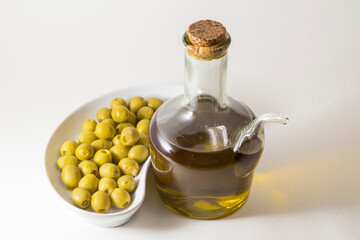 porrón with oil and plate of olives
