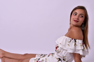 Jeune femme qui regarde autour d'elle