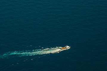 Obraz premium Top view of a boat in the middle of the sea.