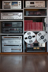 Domowy zestaw do słuchania muzyki nagranej na różnych nośnikach, domowe studio muzyczne