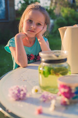 Obraz na płótnie Canvas little girl drink tea