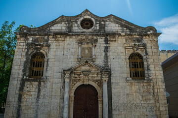 Obraz premium Abandoned orthodox church with large wooden front door and neoclassical architecture in Lefkada