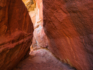 Ein schmaler Durchgang zwischen zwei roten Felsen