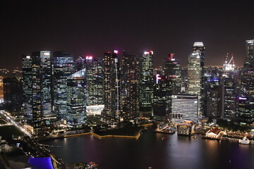 Fototapeta na wymiar Baie et paysage urbain de nuit à Singapour 