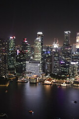 Obraz na płótnie Canvas Baie et paysage urbain de nuit à Singapour 