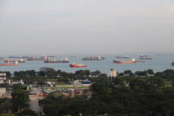 Fototapeta na wymiar Bateaux cargos dans la baie de Singapour 
