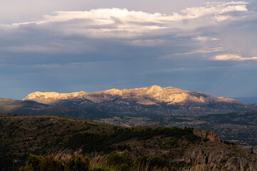 Obraz premium Sierra de los planes mountain illuminated by the sun at sunset