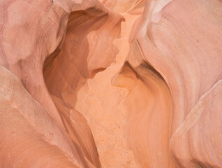 Blick von oben in eine mit Sand gefüllte Schlucht