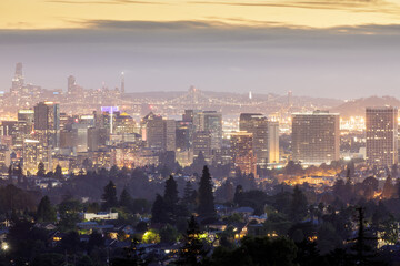 Fototapeta premium Oakland i San Francisco Skylines przez Oakland Hills