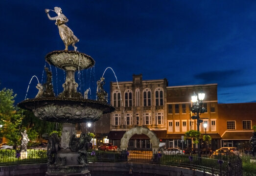 Fountain in Bowling Green's town square during blue hour