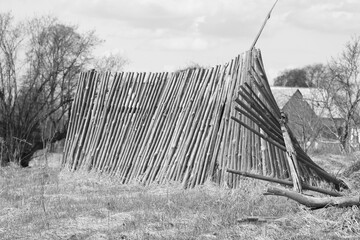 An old, collapsing fence. © Marek