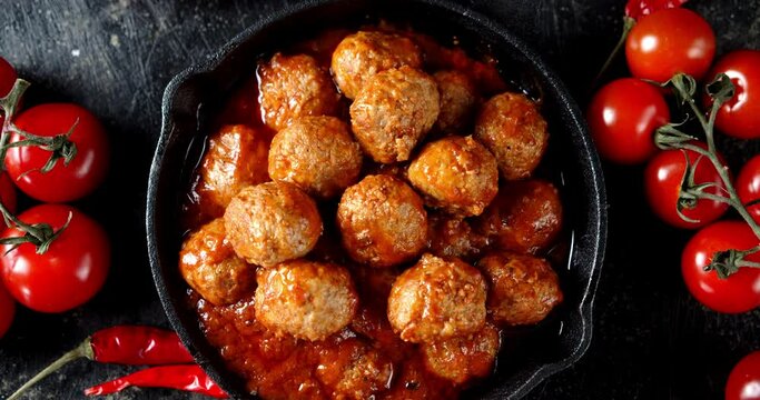 Fried the meatballs in frying pan slowly rotate.
