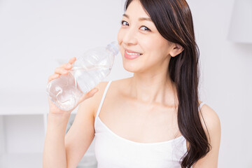 水を飲む女性　ペットボトル