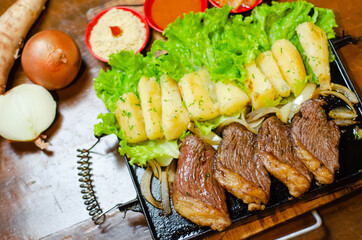 porção de picanha com mandioca