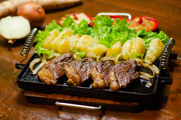 porção de picanha com mandioca