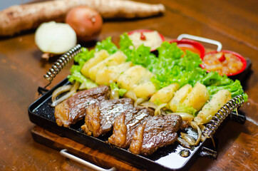 porção de picanha com mandioca