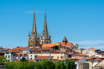 La cathédrale de Bayonne pointe au dehors des toits de tuiles rouges