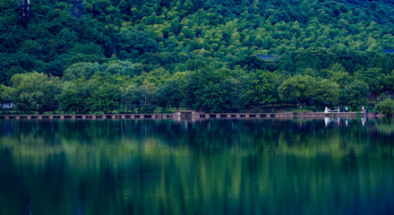 Obraz premium There is a bridge in the middle of the calm lake
