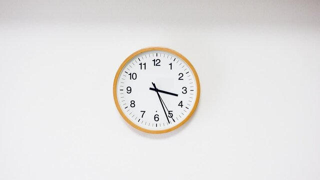 シンプルな壁掛け時計　15時36分