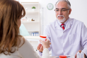 Young woman and experienced doctor in the lab