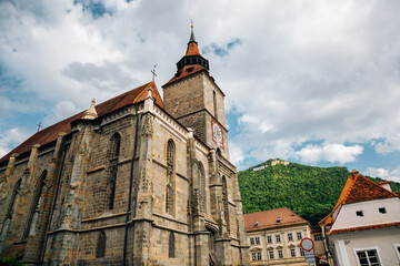 Fototapeta premium Black Church Biserica Neagra and Tampa mountain in Brasov, Romania