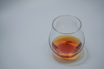 白バックに置かれたブランデーのイメージ