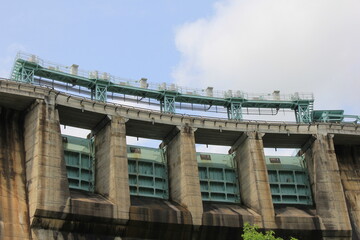Fototapeta na wymiar ダムの４つ並んだ水門