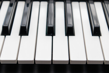Naklejka premium Synthesizer keyboard with black and white keys