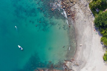 Fototapeta na wymiar imagem aérea da praia de calhetas, litoral norte de são paulo