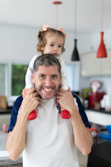 Homem carregando bebe nos ombros. Pai e sua filha.