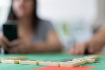 pessoas jogando dominó sobre mesa de jogos durante a quarentena