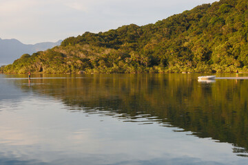 Barco de pesca ancorado no Rio Guaratuba litoral Norte de São Paulo