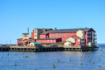 Red hotel building on Columbia River on the coast of Astoria, Oregon © Enrico